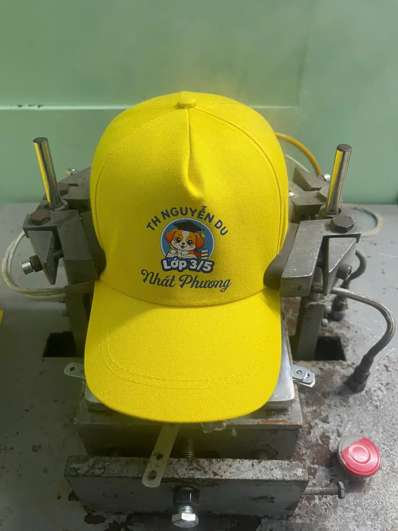 Nón vàng của trường, in logo lớp