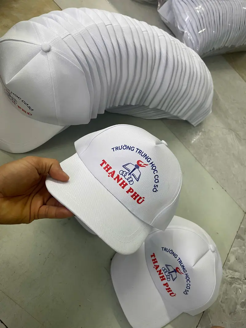 Nón trắng thêu logo trường học